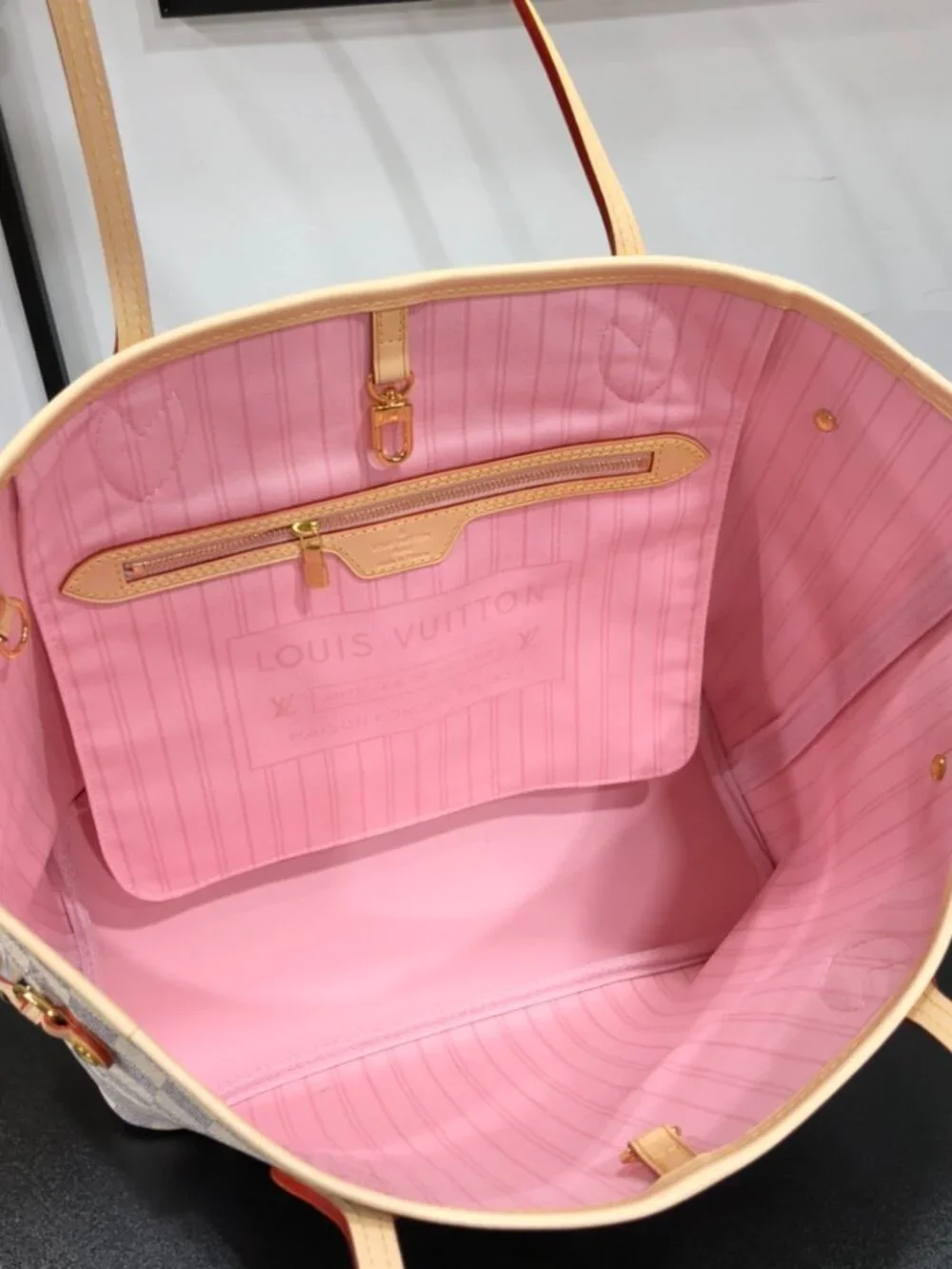 Louis Vuitton. dimensions 31